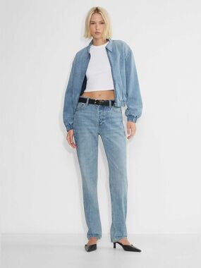 Aritzia Denim Forum 90s Classic Mid Rise Relaxed Jean Size 25 Light Wash